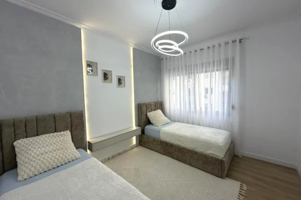 Shtepi ne shitje Apartament ne Tirane, 2+1, Mobilimi E mobiluar, Pagesa 173,000  Euro.