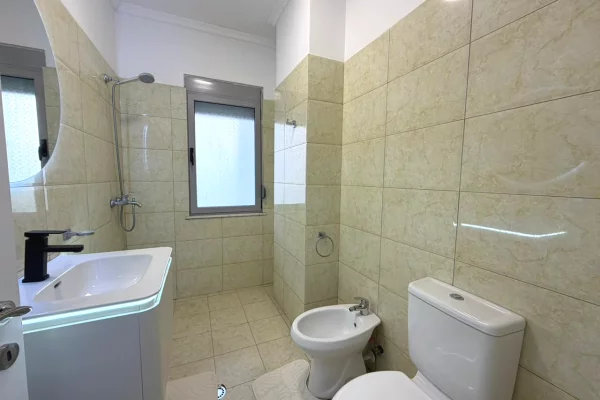 Shtepi ne shitje Apartament ne Tirane, 2+1, Mobilimi E mobiluar, Pagesa 173,000  Euro.