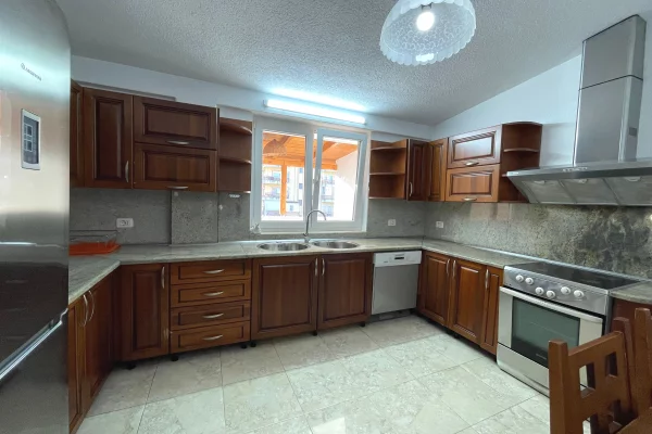 Shtepi ne shitje Apartament ne Tirane, 3+1, Mobilimi E mobiluar, Pagesa 660,000  Euro.