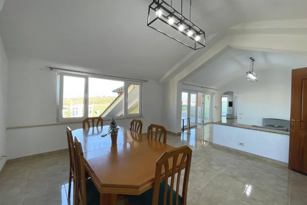 Shtepi ne shitje Apartament ne Tirane, 3+1, Mobilimi E mobiluar, Pagesa 660,000  Euro.