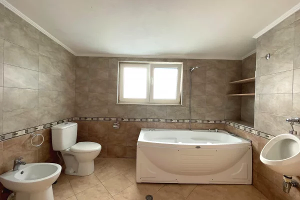 Shtepi ne shitje Apartament ne Tirane, 3+1, Mobilimi E mobiluar, Pagesa 660,000  Euro.