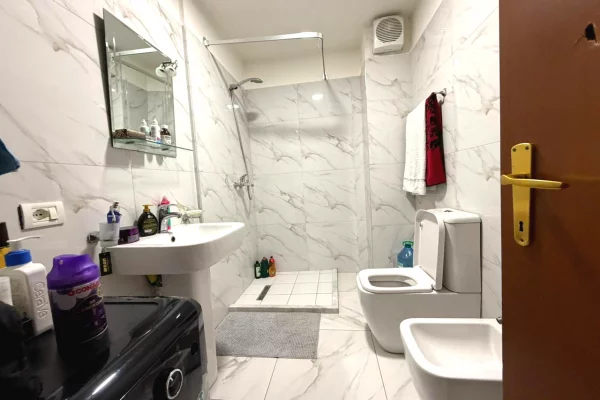 Shtepi ne shitje Apartament ne Tirane, 2+1, Mobilimi E mobiluar, Pagesa 275,000  Euro.