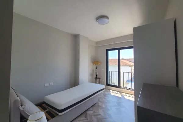 Shtepi me qera Apartament ne Tirane, 3+1, Mobilimi E mobiluar, Pagesa 1,000  Euro.