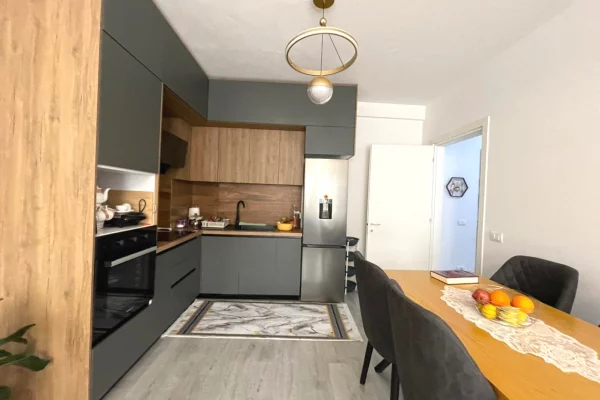 Shtepi ne shitje Apartament ne Tirane, 2+1, Mobilimi E mobiluar, Pagesa 120,000  Euro.