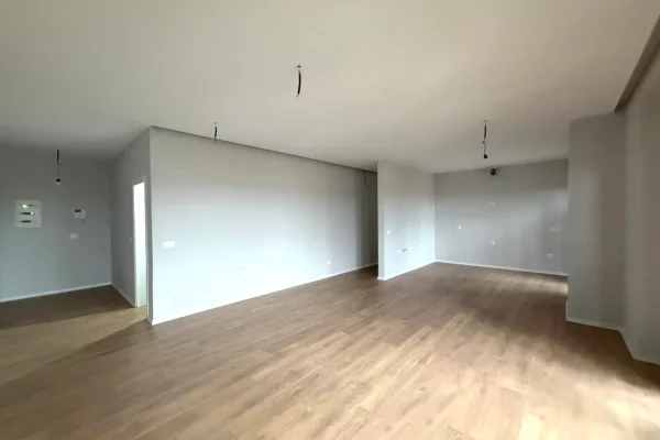 Ambient biznesi me qera 3+1 ne Tirane - 200,000 Leke