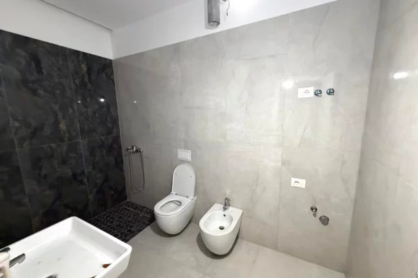 Ambient zyrash per qira tek Garden Building Residence ne rrugen e Kavajes. 