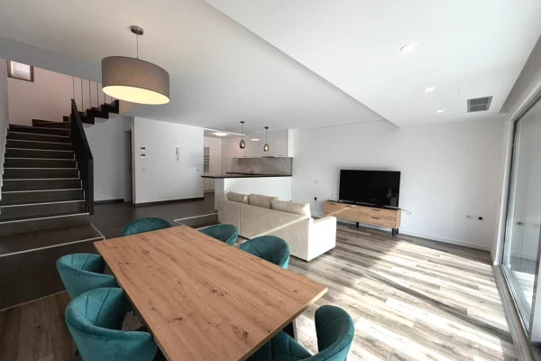 Shtepi me qera 3+1 ne Tirane - 2,350 Euro