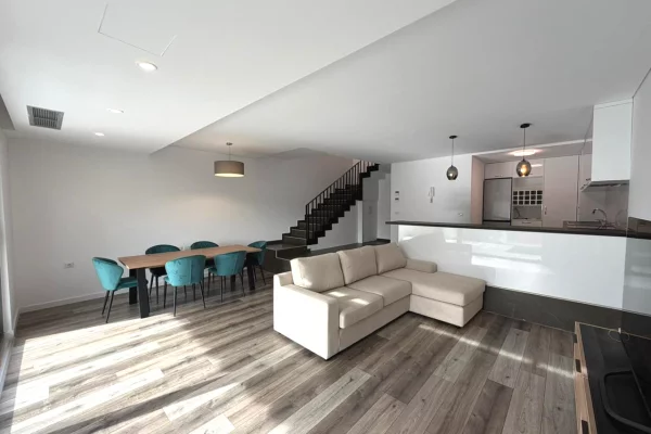 Shtepi me qera 3+1 ne Tirane - 2,350 Euro