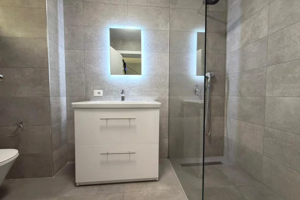 Shtepi me qera Vila Luksoze ne Tirane, 3+1, Mobilimi E mobiluar, Pagesa 2,350  Euro.