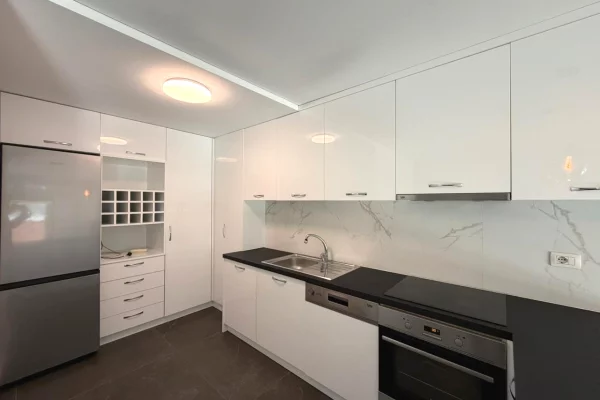 Shtepi me qera 3+1 ne Tirane - 2,350 Euro