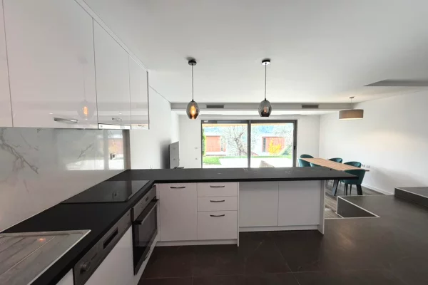 Shtepi me qera Vila Luksoze ne Tirane, 3+1, Mobilimi E mobiluar, Pagesa 2,350  Euro.