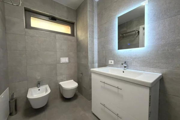 Shtepi me qera Vila Luksoze ne Tirane, 3+1, Mobilimi E mobiluar, Pagesa 2,350  Euro.