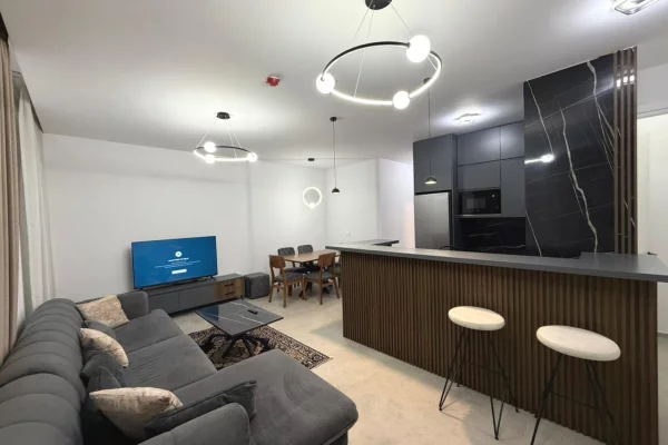 Shtepi me qera 2+1 ne Tirane - 1,350 Euro