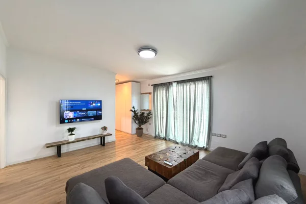 Apartament 2+1+Verande per qira ne Bllok.