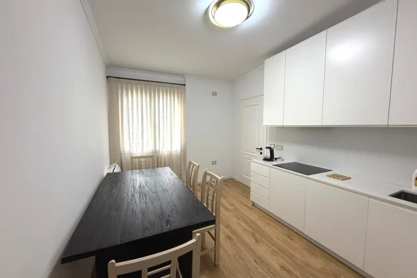 Shtepi me qera Apartament ne Tirane, 2+1, Mobilimi E mobiluar, Pagesa 1,200  Euro.