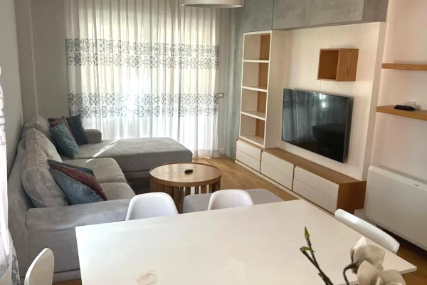 Shtepi me qera 3+1 ne Tirane - 150,000 Leke