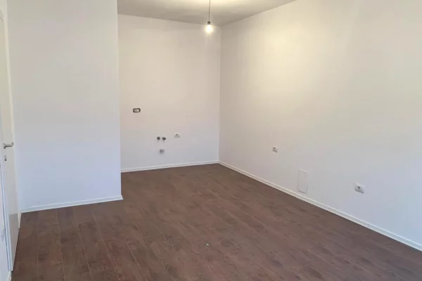 Shtepi me qera Apartament ne Tirane, 2+1, Mobilimi Bosh, pa mobiluar, Pagesa 800  Euro.