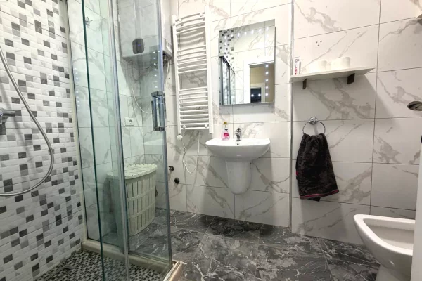 Shtepi me qera Apartament ne Tirane, 2+1, Mobilimi E mobiluar, Pagesa 1,000  Euro.