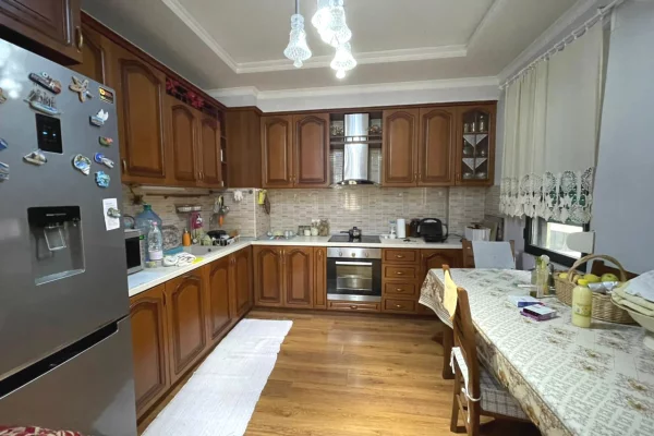 Shtepi ne shitje Apartament ne Tirane, 2+1, Mobilimi E mobiluar, Pagesa 190,000  Euro.