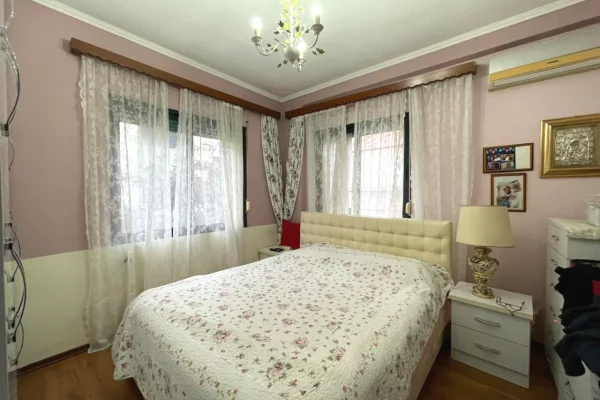 Shtepi ne shitje Apartament ne Tirane, 2+1, Mobilimi E mobiluar, Pagesa 190,000  Euro.
