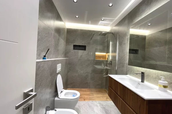 Shtepi ne shitje Apartament ne Tirane, 2+1, Mobilimi E mobiluar, Pagesa 301,600  Euro.