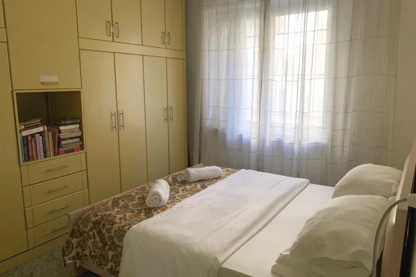 Shtepi me qera Apartament ne Tirane, 2+1, Mobilimi E mobiluar, Pagesa 75,000  Leke.