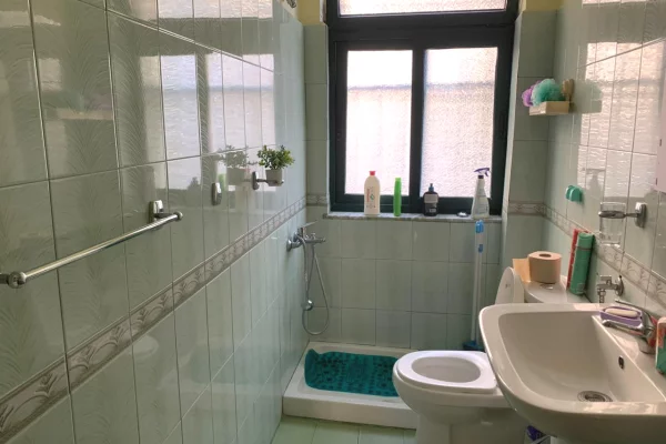 Shtepi me qera Apartament ne Tirane, 2+1, Mobilimi E mobiluar, Pagesa 75,000  Leke.