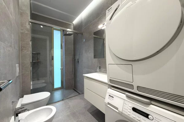 Shtepi me qera Apartament ne Tirane, 2+1, Mobilimi E mobiluar, Pagesa 2,100  Euro.