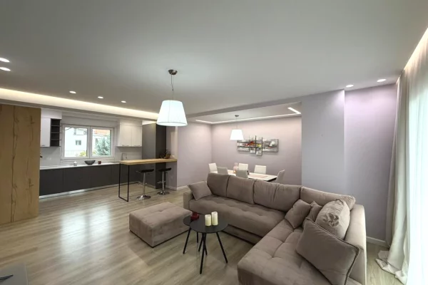 Shtepi me qera Apartament ne Tirane, 3+1, Mobilimi E mobiluar, Pagesa 130,000  Leke.