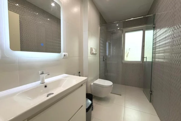 Shtepi me qera Apartament ne Tirane, 3+1, Mobilimi E mobiluar, Pagesa 130,000  Leke.