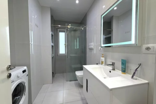 Shtepi me qera Apartament ne Tirane, 3+1, Mobilimi E mobiluar, Pagesa 130,000  Leke.