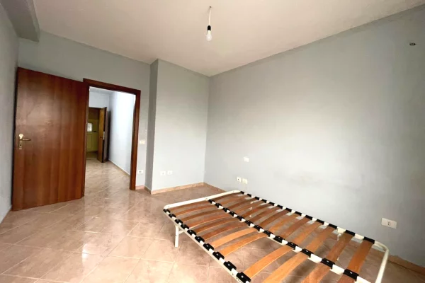 Shtepi me qera Apartament ne Tirane, 1+1, Mobilimi Bosh, pa mobiluar, Pagesa 30,000  Leke.