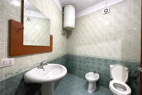 Shtepi me qera Apartament ne Tirane, 1+1, Mobilimi Bosh, pa mobiluar, Pagesa 30,000  Leke.