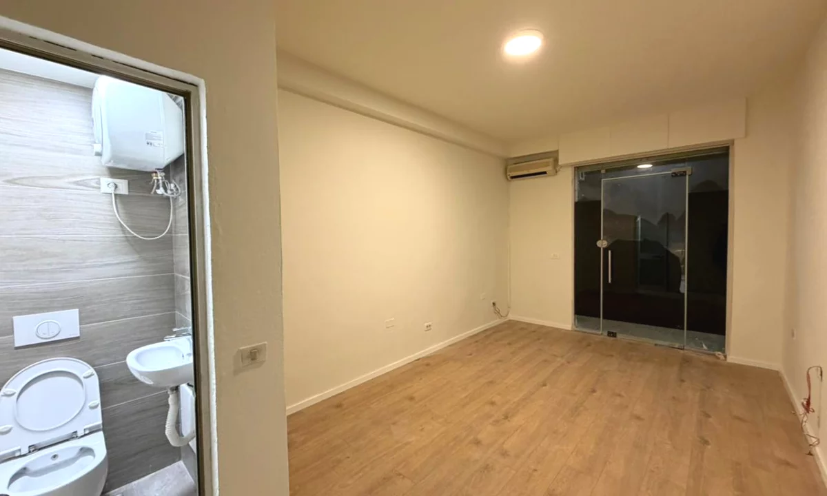 Ambient biznesi per qira tek Petro Nini ne Bllok. 