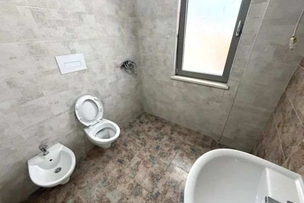 Shtepi me qera Apartament ne Tirane, 1+1, Mobilimi Pjeserisht e mobiluar, Pagesa 400  Euro.