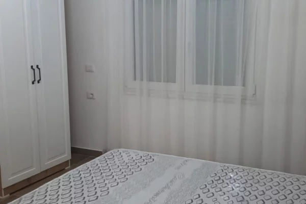 Shtepi me qera Apartament ne Tirane, 1+1, Mobilimi E mobiluar, Pagesa 40,000  Leke.