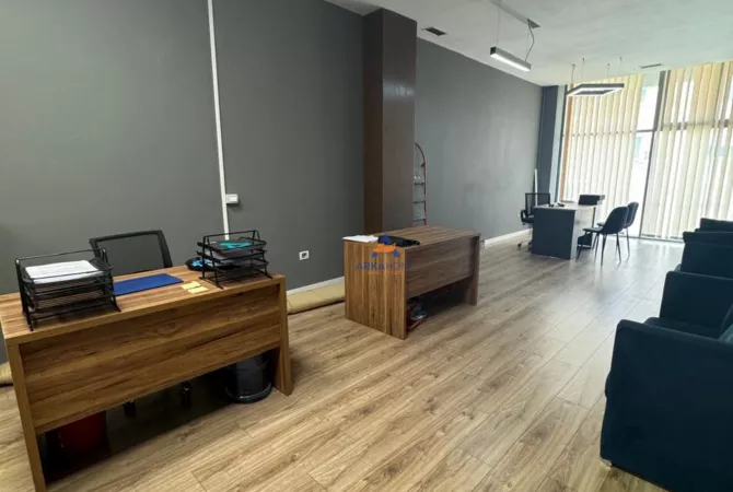 Ambiente Commerciale in Affitto 3+1 a Tirana - 800 Euro