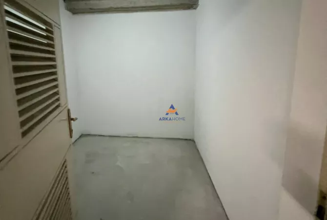 Ambiente Commerciale in Affitto 4+1 a Tirana - 350 Euro