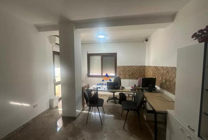 Ambiente Commerciale in Affitto 3+1 a Tirana - 700 Euro