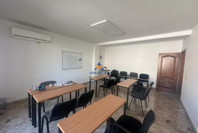 Ambiente Commerciale in Affitto 3+1 a Tirana - 700 Euro