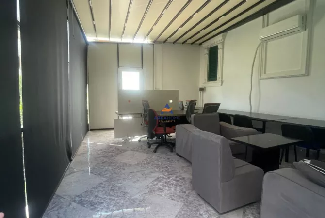 Ambiente Commerciale in Affitto 3+1 a Tirana - 5,000 Euro