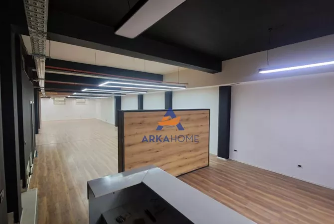 Ambiente Commerciale in Affitto 3+1 a Tirana - 2,500 Euro