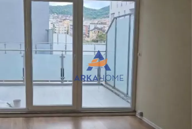 Ambient biznesi me qera 3+1 ne Tirane - 900 Euro