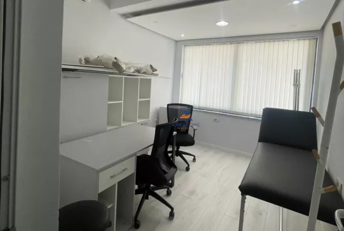 Ambiente Commerciale in Affitto 3+1 a Tirana - 2,000 Euro