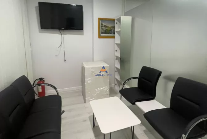 Ambiente Commerciale in Affitto 3+1 a Tirana - 2,000 Euro