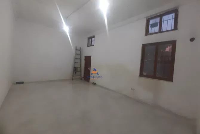 Ambiente Commerciale in Affitto 4+1 a Tirana - 800 Euro