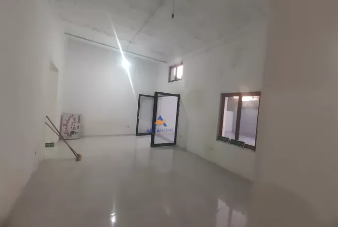 Ambiente Commerciale in Affitto 4+1 a Tirana - 800 Euro