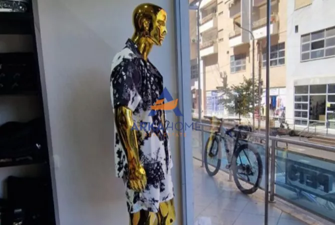 Ambiente Commerciale in Vendita 1+1 a Tirana - 280,000 Euro