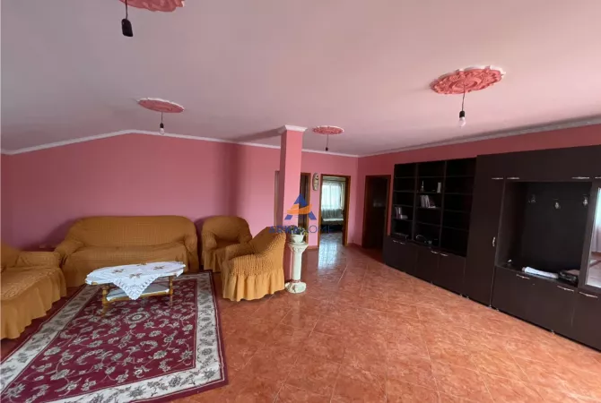 Shtepi me qera 2+1 ne Tirane - 400 Euro