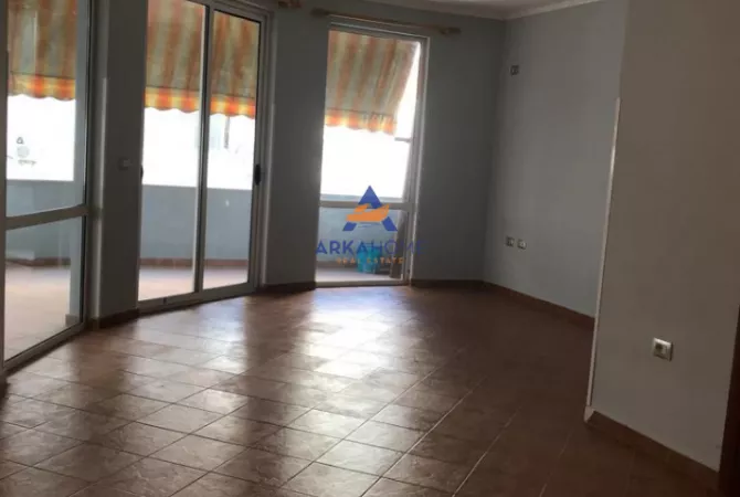 Shtepi ne shitje Apartament ne Tirane, 4+1, Mobilimi Bosh, pa mobiluar, Pagesa 170,000  Euro.